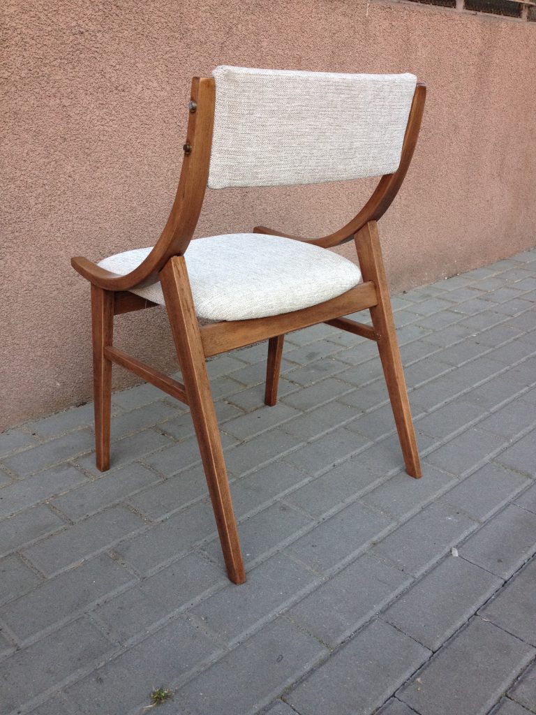 Krzesło tapicerowane GFM-57 typ 200-203 skoczek proj. Juliusz Kędziorek