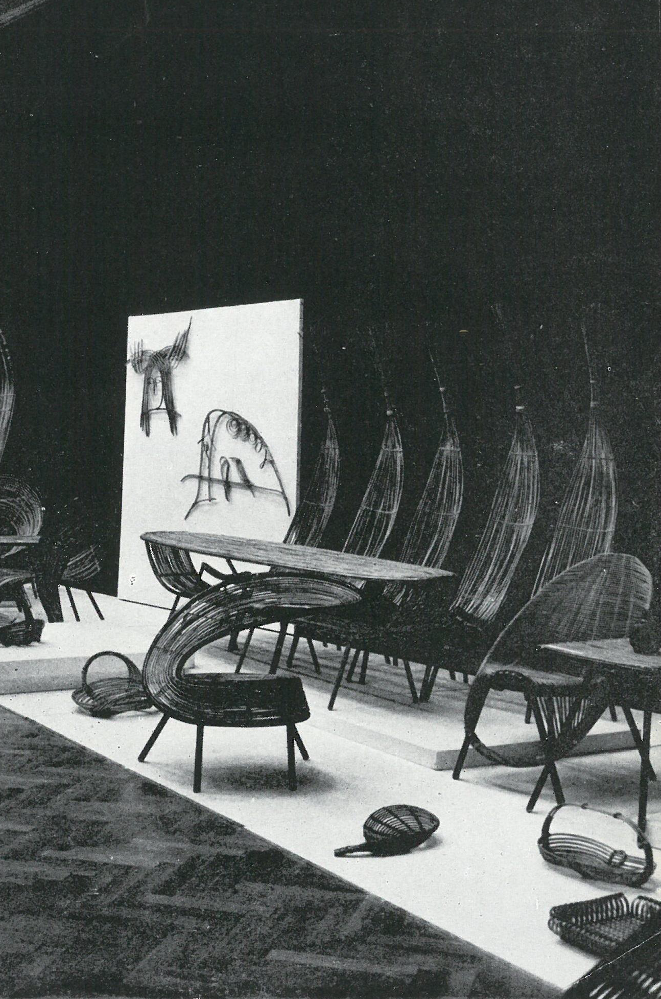 Ekspozycja Władysława Wołkowskiego na wystawie "40 lat Ładu" w kwietniu 1967 roku w warszawskiej Zachęcie. Na przodzie widoczne krzesło oraz stolik z zestawu Niedźwiedzie.